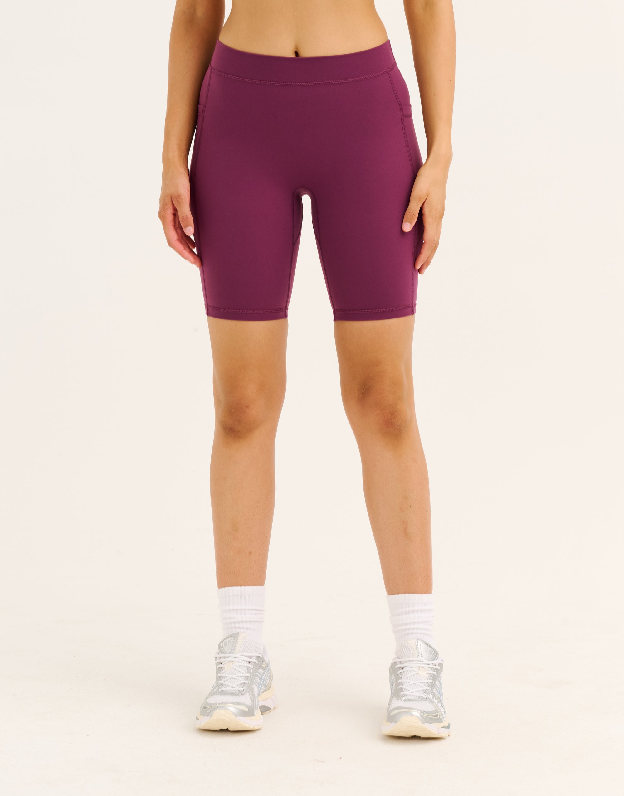 Ascend Pocket Mid-Waist Shorts 8" - Blackberry